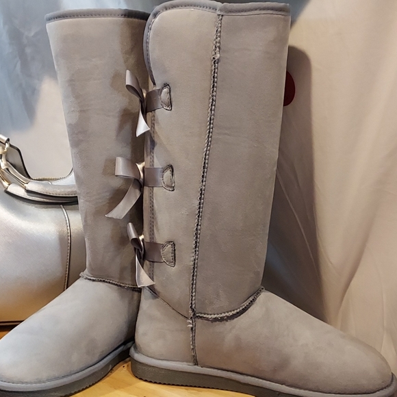 BOOTS - Picture 3 of 9